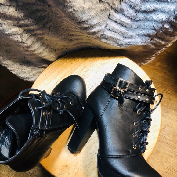 Stylish ankle boot with heel - Picture 5 of 5